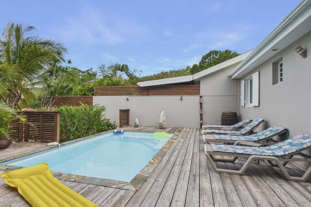 deck-piscine-transats-bains-soleil (5)